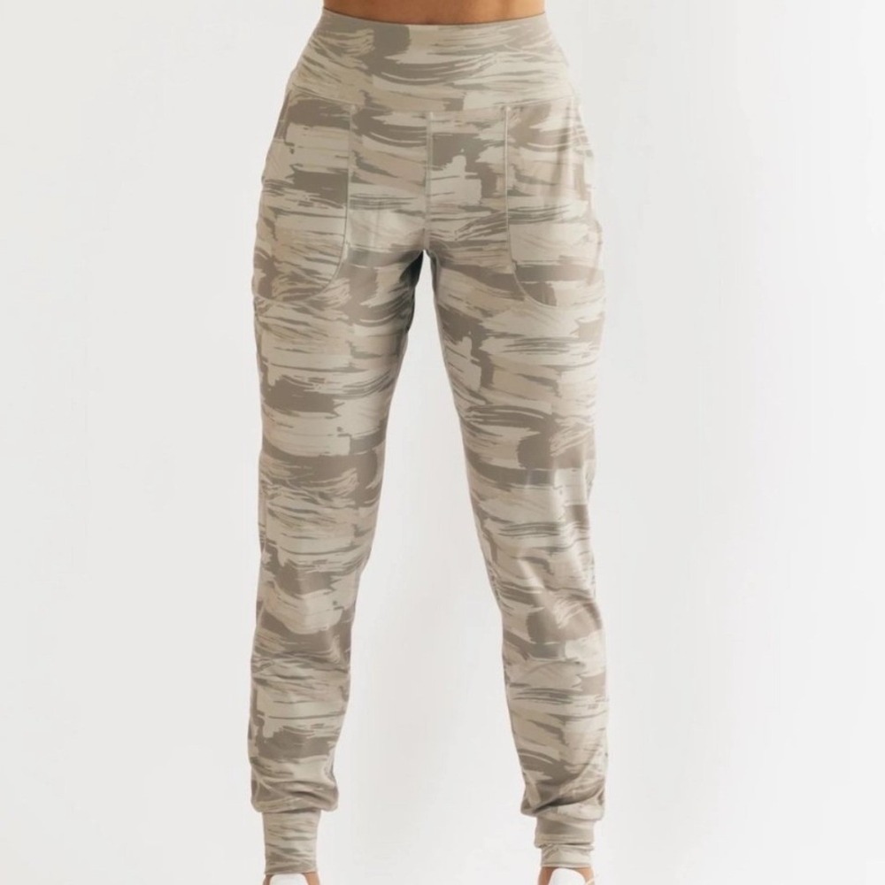 Alphalete Surface Expanse Jogger Size Small Beige Athletic Gym Training